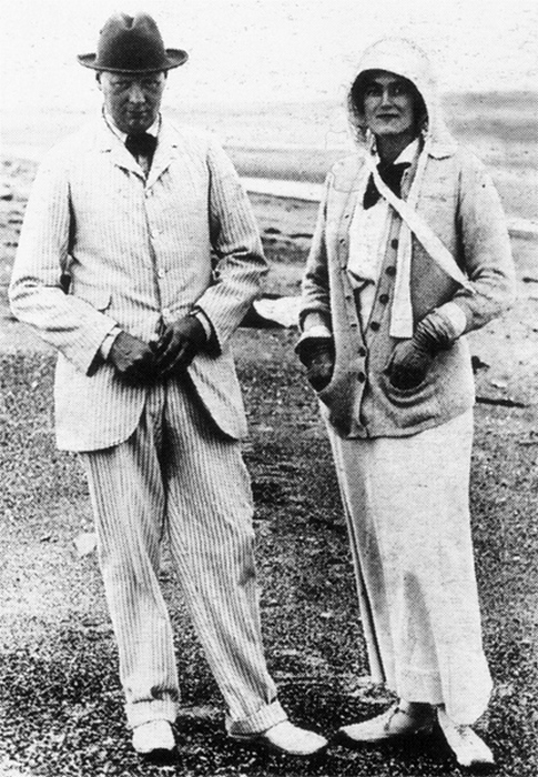 Черчиль с супругой на отдыхе. Черчиль с супругой на отдыхе.