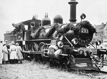 Торжественная встреча поезда, на котором в Петроград вернулся В.И. Ленин