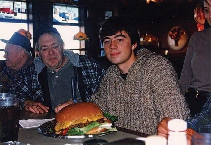 Сергей Бодров на съемках фильма *Брат-2*, 1999 | Фото: vmir.su Сергей Бодров на съемках фильма *Брат-2*, 1999 | Фото: vmir.su