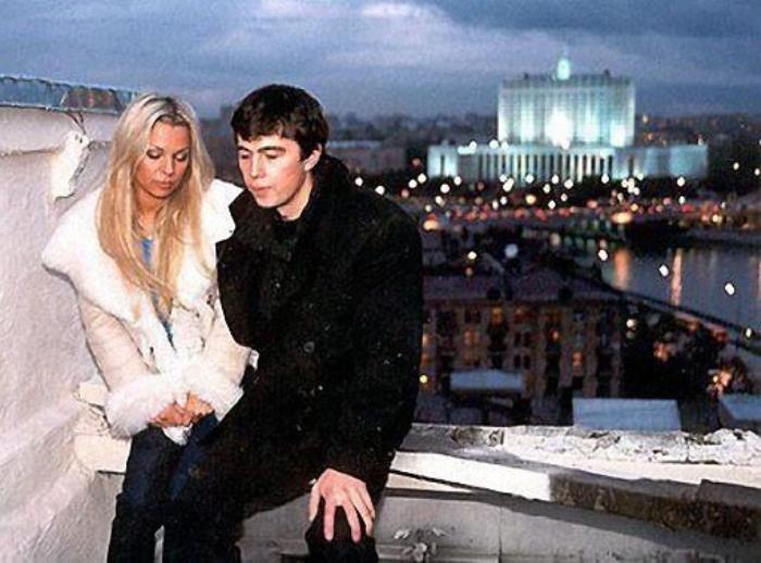 Ирина Салтыкова и Сергей Бодров на съемках фильма *Брат-2* | Фото: lifeonphoto.com Ирина Салтыкова и Сергей Бодров на съемках фильма *Брат-2* | Фото: lifeonphoto.com