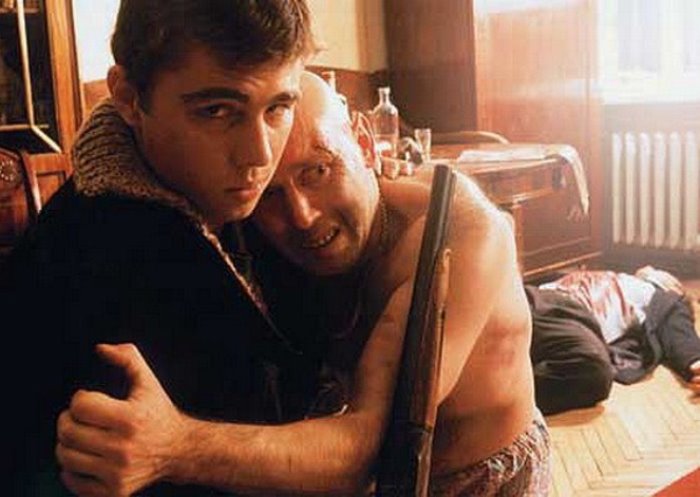 Сергей Бодров и Виктор Сухоруков в фильме *Брат*, 1997 | Фото: kino-teatr.ru Сергей Бодров и Виктор Сухоруков в фильме *Брат*, 1997 | Фото: kino-teatr.ru