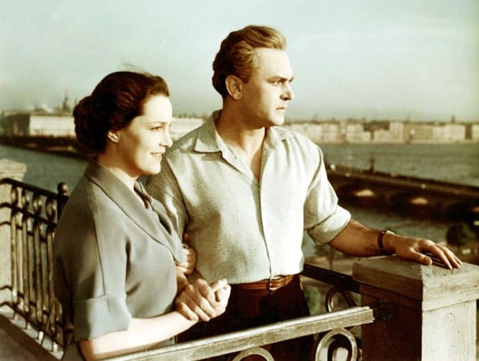 Элина Быстрицкая и Сергей Бондарчук в фильме *Неоконченная повесть*, 1955 | Фото: kino-teatr.ru Элина Быстрицкая и Сергей Бондарчук в фильме *Неоконченная повесть*, 1955 | Фото: kino-teatr.ru