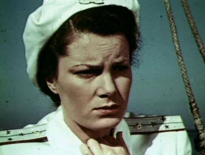 Элина Быстрицкая в фильме *В мирные дни*, 1950 | Фото: kino-teatr.ru Элина Быстрицкая в фильме *В мирные дни*, 1950 | Фото: kino-teatr.ru