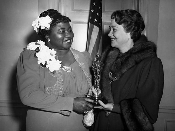 Хэтти Макдэниэл и ведущая 12-й церемонии Оскар Фэй Бейнтер | Фото: kino-teatr.net Хэтти Макдэниэл и ведущая 12-й церемонии Оскар Фэй Бейнтер | Фото: kino-teatr.net