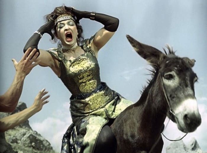 Кадр из фильма *Королевство кривых зеркал*, 1963 | Фото: kino-teatr.ru Кадр из фильма *Королевство кривых зеркал*, 1963 | Фото: kino-teatr.ru