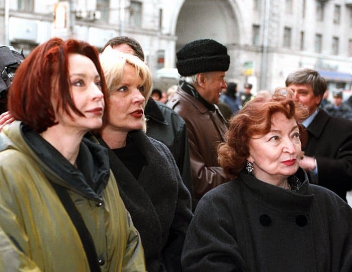 Анастасия, Марианна и Лидия Вертинские на церемонии открытия мемориальной доски Александру Вертинскому, 2002 | Фото: liveinternet.ru Анастасия, Марианна и Лидия Вертинские на церемонии открытия мемориальной доски Александру Вертинскому, 2002 | Фото: liveinternet.ru