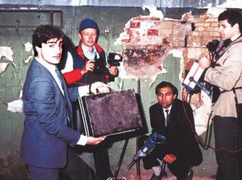 Момент изъятия кейса с ценностями, замурованного в стене. Слева направо: следователь Константин Пирцхалава, следователь-криминалист Владимир Бондаренко, следователь Бахтиёр Абдурахимов, следователь-криминалист Всеволод Бобров