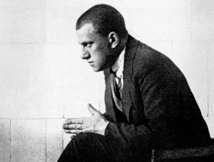 Великий поэт и не менее великий бильярдист Владимир Маяковский | Фото: asaartgallery.ru Великий поэт и не менее великий бильярдист Владимир Маяковский | Фото: asaartgallery.ru