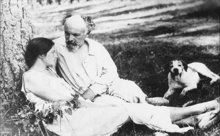 Михаил Пришвин и Валерия Лиорко-Пришвина. Тяжино. Весна 1940 год. Фото из семейного архива писателя Михаил Пришвин и Валерия Лиорко-Пришвина. Тяжино. Весна 1940 год. Фото из семейного архива писателя