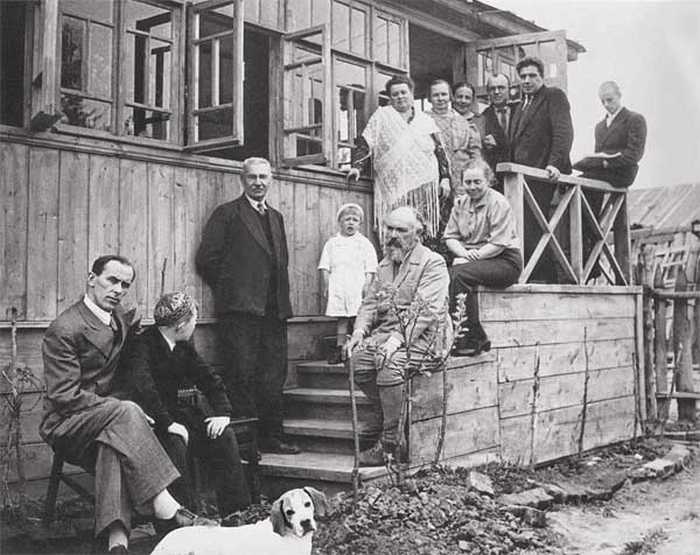 М.М.Пришвин в загорском доме. Рядом стоит А.М.Коноплянцев, в шали на крыльце — Ефросинья Павловна. 1939 М.М.Пришвин в загорском доме. Рядом стоит А.М.Коноплянцев, в шали на крыльце — Ефросинья Павловна. 1939