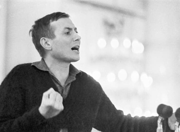 Молодой поэт Евгений Евтушенко | Фото: evgeniy-evtushenko.ru Молодой поэт Евгений Евтушенко | Фото: evgeniy-evtushenko.ru