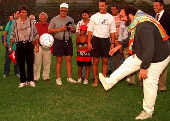 Лучано Паваротти собирался стать футболистом./ Фото: vanityfair.it Лучано Паваротти собирался стать футболистом./ Фото: vanityfair.it