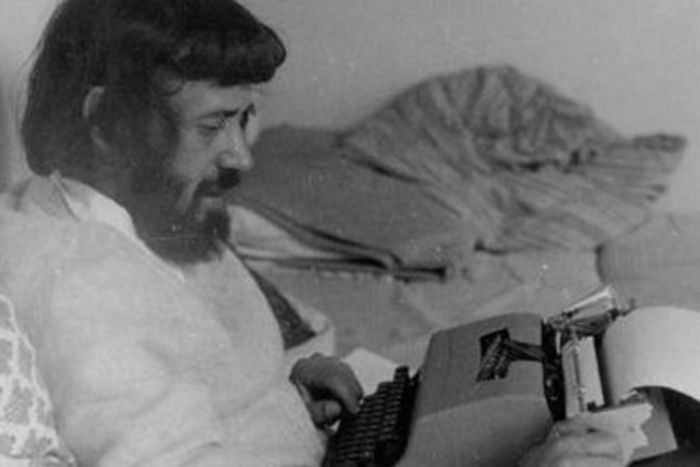 Анри Волохонский за работой. Анри Волохонский за работой.