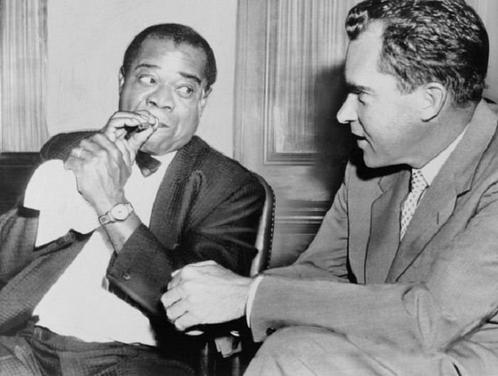 Луи Армстронг и Ричард Никсон. | Фото: proxy12.media.online.ua. Луи Армстронг и Ричард Никсон. | Фото: proxy12.media.online.ua.