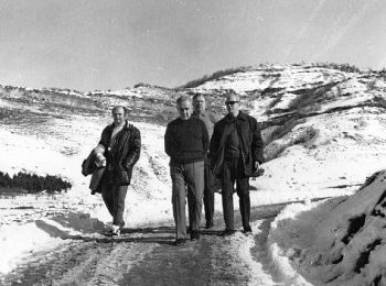 Алексей Косыгин на горной прогулке в сопровождении охраны. Кисловодск