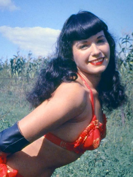 Бетти Пейдж - королева пин-апа 1950-х годов. | Фото: cn13.nevsedoma.com.ua. Бетти Пейдж - королева пин-апа 1950-х годов. | Фото: cn13.nevsedoma.com.ua.