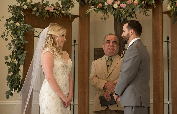 *Ты лучшее, что со мной случалось, ты моя опора,* сказала Джессика своему мужу в день свадьбы. Фото: Pink Shutter Photo. *Ты лучшее, что со мной случалось, ты моя опора,* сказала Джессика своему мужу в день свадьбы. Фото: Pink Shutter Photo.