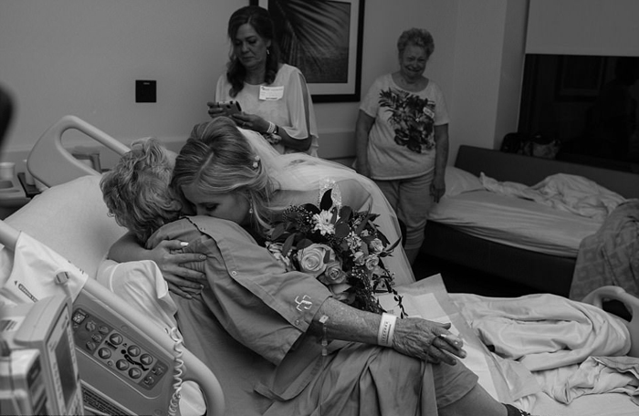 Бабушка не ожидала появления поздних гостей. Фото: Pink Shutter Photo. Бабушка не ожидала появления поздних гостей. Фото: Pink Shutter Photo.