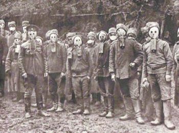 Солдаты чешского легиона русской армии в противогазах Зелинского – Кумманта