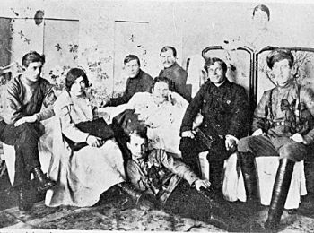 Штаб Тряпицина. В центре сам Тряпицин (в белом). Слева от него Лебедева – его любовница и «начальник штаба»