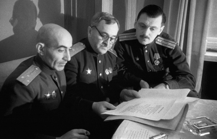 Авторы Государственного Гимна за работой. Авторы Государственного Гимна за работой.