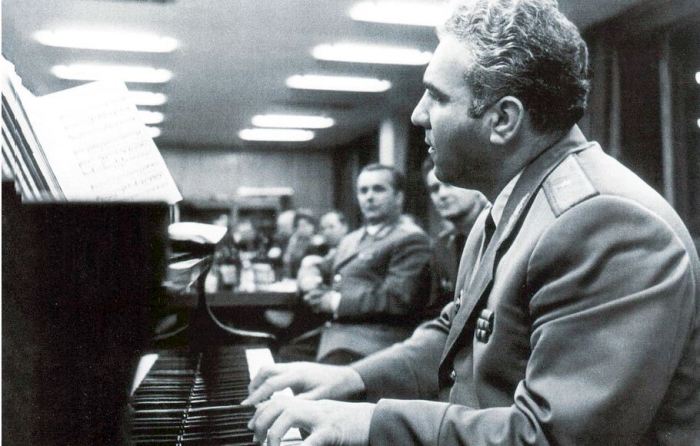 За роялем генера-майор Экимян. За роялем генера-майор Экимян.