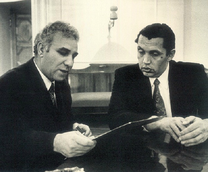 Алексей Экимян и Роберт Рождественский в процессе работы над песней "Не надо печалиться..." Алексей Экимян и Роберт Рождественский в процессе работы над песней "Не надо печалиться..."