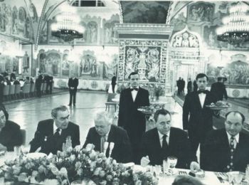 Брежнев и английский премьер Гарольд Вильсон в Кремле. Алексей Сальников прямо за спиной у первых лиц