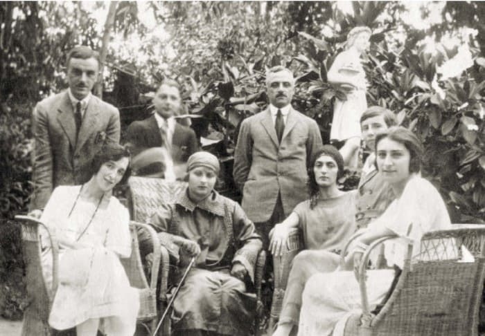 Княгиня Мэри Шервашидзе с мужем, князем Георгием Эристави (в центре), княжна Римма Эристави (справа) и другие в Константинополе, 1921 | Фото: e-libra.ru Княгиня Мэри Шервашидзе с мужем, князем Георгием Эристави (в центре), княжна Римма Эристави (справа) и другие в Константинополе, 1921 | Фото: e-libra.ru