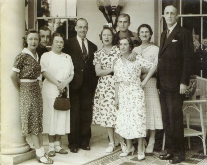 Справа налево: великий князь Гавриил Константинович, Тамара Эристави, Матильда Кшесинская, Лидия Детердинг, великий князь Андрей Владимирович и другие | Фото: e-libra.ru Справа налево: великий князь Гавриил Константинович, Тамара Эристави, Матильда Кшесинская, Лидия Детердинг, великий князь Андрей Владимирович и другие | Фото: e-libra.ru