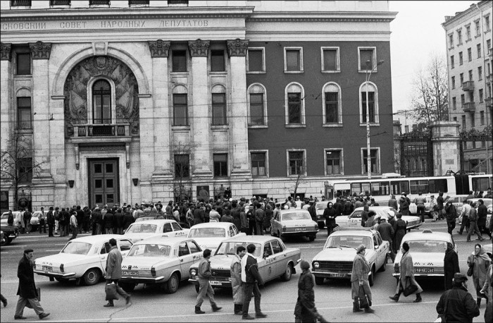 Таксисты перекрыли Тверскую улицу, требуя приватизировать таксопарк в 1991 году. Таксисты перекрыли Тверскую улицу, требуя приватизировать таксопарк в 1991 году.
