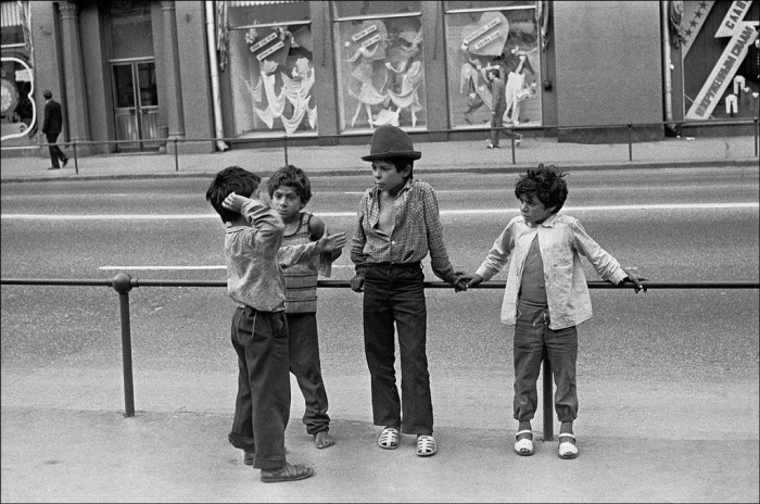 Маленькие цыгане на Воздвиженке в 1991 году. Маленькие цыгане на Воздвиженке в 1991 году.