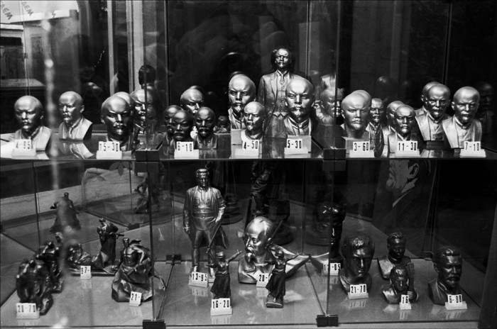 Витрина сувенирного отдела в ГУМе в 1987 Фото: Стомахина. Витрина сувенирного отдела в ГУМе в 1987 Фото: Стомахина.