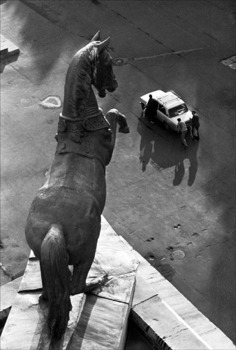 Скульптура коня на крыше Центрального московского ипподрома в 1990 году. Скульптура коня на крыше Центрального московского ипподрома в 1990 году.