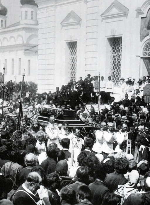 Император Николай II и Великие князья несут гроб с мощами Серафима Саровского в 1903 году.