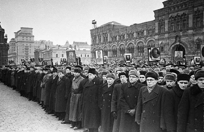 Похороны вождя на Красной площади в 1953 году. Похороны вождя на Красной площади в 1953 году.