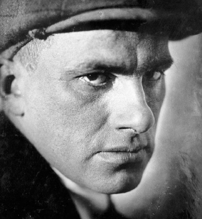 Поэт-футурист Владимир Маяковский в 1920 годах. Поэт-футурист Владимир Маяковский в 1920 годах.
