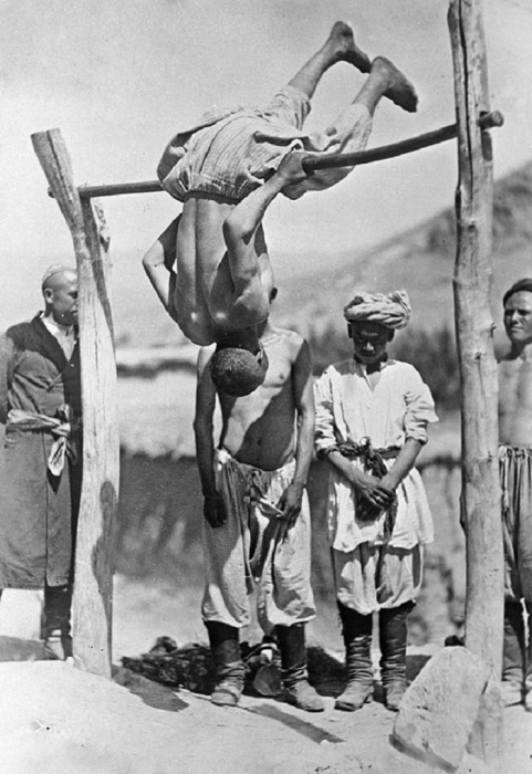 Урок физкультуры в узбекской школе в 1935. Урок физкультуры в узбекской школе в 1935.