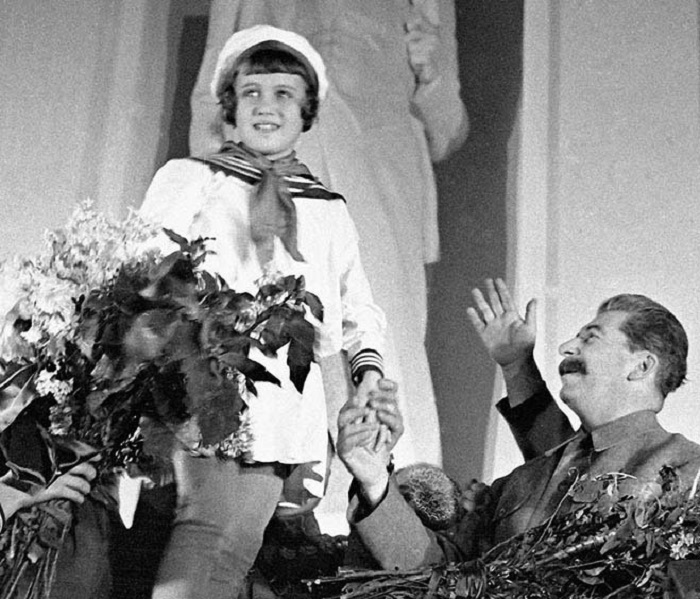 Товарища Сталина приветствуют юные пионерки в 1935. Товарища Сталина приветствуют юные пионерки в 1935.