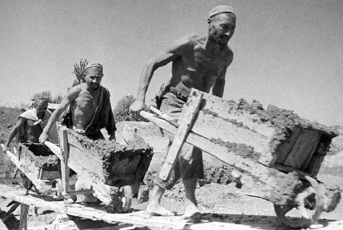 Строители Большого Ферганского канала в 1939 году. Строители Большого Ферганского канала в 1939 году.