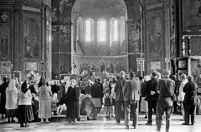 Служба в одной из церквей города в 1941 году. Служба в одной из церквей города в 1941 году.