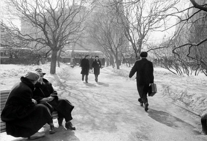 Посиделки зимой на скамейке на театральном проезде в 1950-х годах. Посиделки зимой на скамейке на театральном проезде в 1950-х годах.