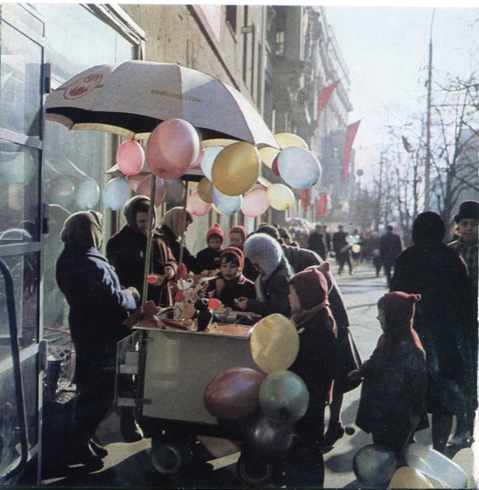 Продажа воздушных шаров в 1968 году. Продажа воздушных шаров в 1968 году.