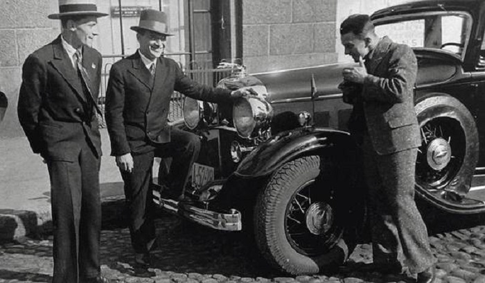 Туристы в Ленинграде рядом с автомобилем Линкольн в 1933 году. Туристы в Ленинграде рядом с автомобилем Линкольн в 1933 году.