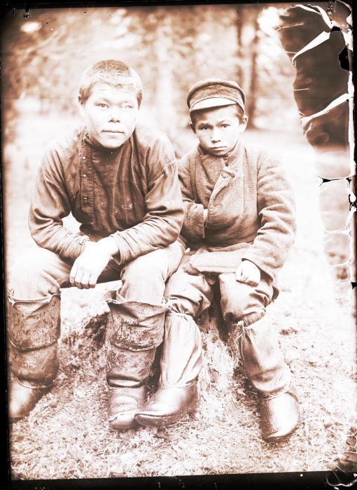 Молодые остяки. Ханты-Мансийский автономный округ, Нижневартовский район, село Ларьяк, 1912 год. Молодые остяки. Ханты-Мансийский автономный округ, Нижневартовский район, село Ларьяк, 1912 год.