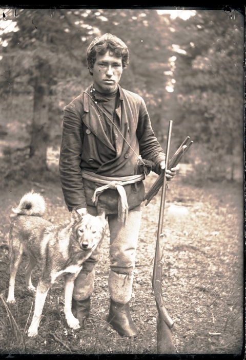 Остяк-охотник. Ханты-Мансийский автономный округ, Нижневартовский район, село Ларьяк, 1912 год. Остяк-охотник. Ханты-Мансийский автономный округ, Нижневартовский район, село Ларьяк, 1912 год.