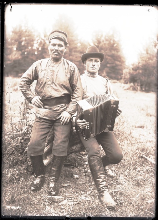 Остяк и русский с тальянкой. Ханты-Мансийский автономный округ, Нижневартовский район, село Ларьяк, 1912 год. Остяк и русский с тальянкой. Ханты-Мансийский автономный округ, Нижневартовский район, село Ларьяк, 1912 год.