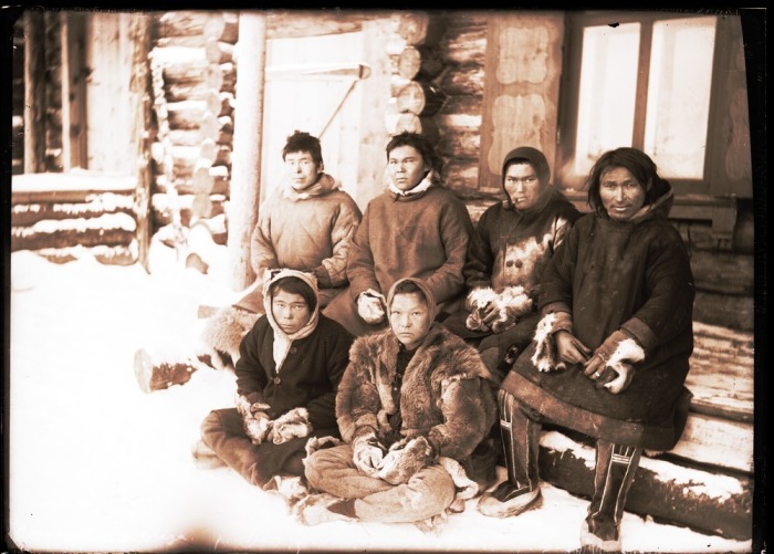 Остяки с реки Таз. Ханты-Мансийский автономный округ, Нижневартовский район, село Ларьяк, 1912 год. Остяки с реки Таз. Ханты-Мансийский автономный округ, Нижневартовский район, село Ларьяк, 1912 год.