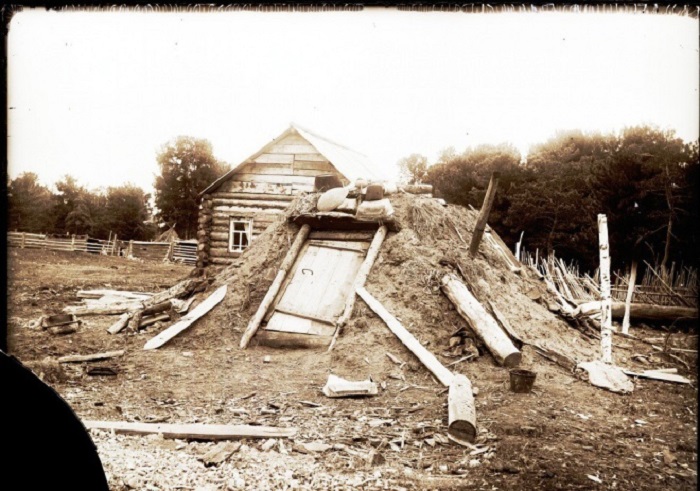 Остяцкая землянка в 1913 году. Остяцкая землянка в 1913 году.