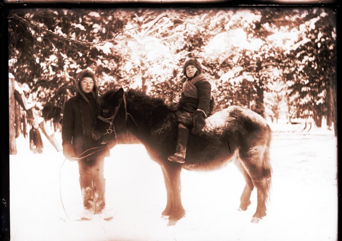 Мальчики-остяки. Ханты-Мансийский автономный округ, Нижневартовский район, село Ларьяк, 1913 год. Мальчики-остяки. Ханты-Мансийский автономный округ, Нижневартовский район, село Ларьяк, 1913 год.